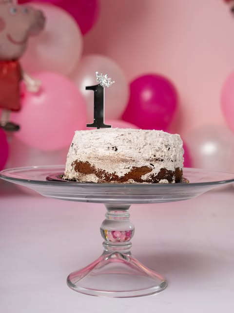 Torta de cumpleaños fotografiada en una fiesta infantil cubierta por YUSE